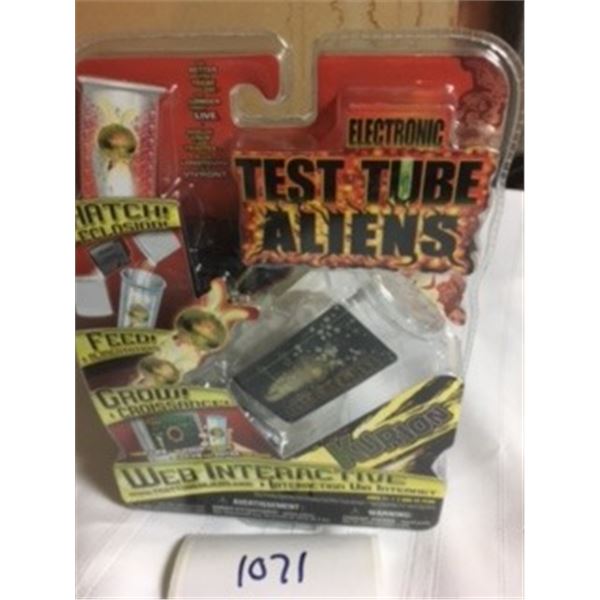 1071-COLLECTIBLE 2000’S FACTORY SEALED ELECTRONIC TEST –TUBE ALIENS WEB-INTERACTIVE GAME.  KURION