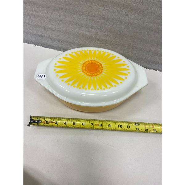 Pyrex casserole dish & lid 13"