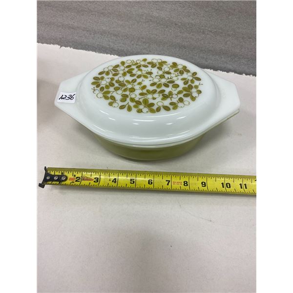 Pyrex casserole dish & lid - 10"
