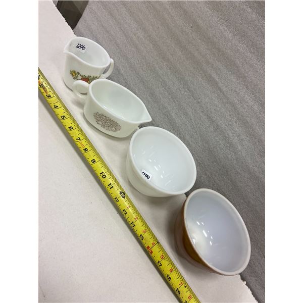 4 Pyrex pieces, 2 bowls & 2 creamers