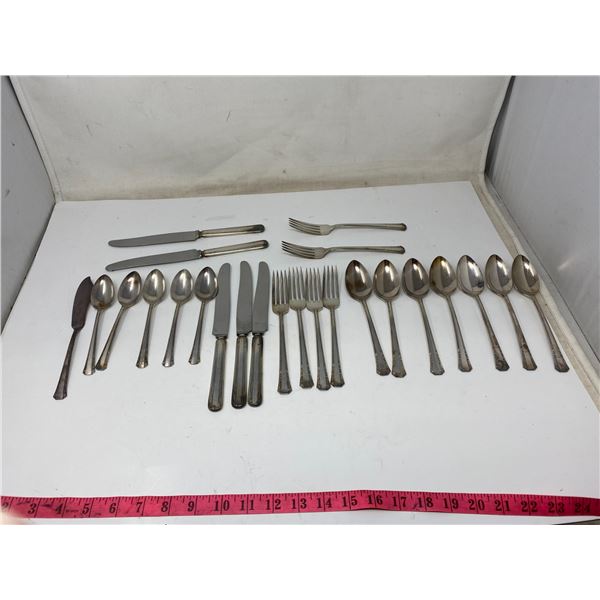 Rogers Oneida "Del Mar" Pattern 24 Piece Silverware