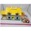 Image 2 : Fisher-Price Play Family Vintage Playhouse (no original box) with 6 characters & accessories