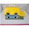 Image 4 : Fisher-Price Play Family Vintage Playhouse (no original box) with 6 characters & accessories