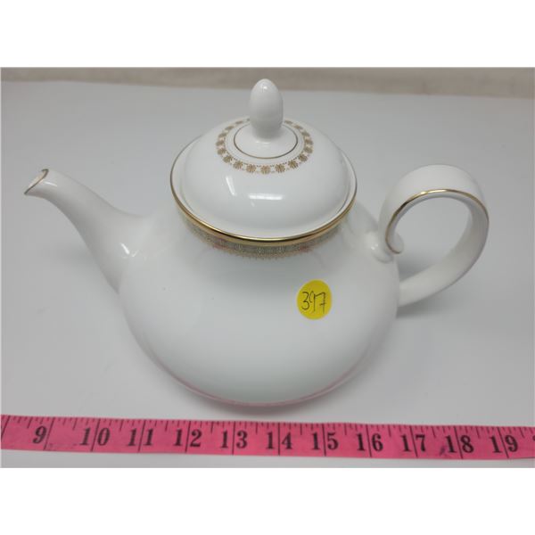 Royal Doulton Clarendon teapot, tip of spout broken needs repair.
