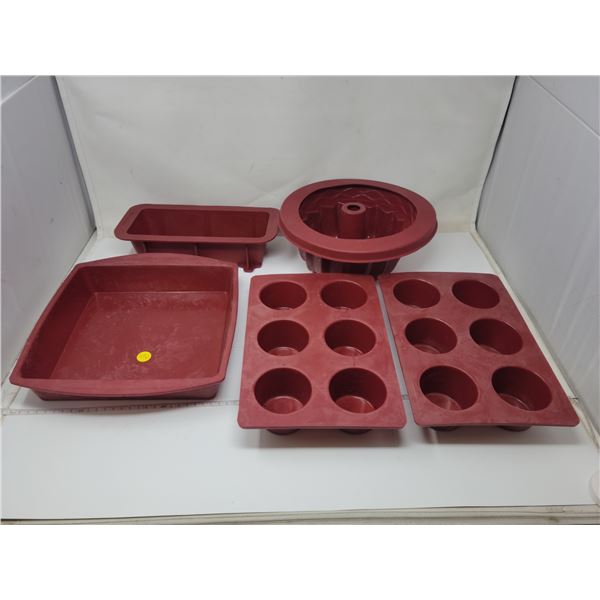 Silicone baking pans