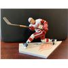 Image 1 : Adjustable Posing Figurine - Hockeys Brett Hull