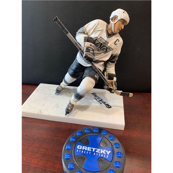 Adjustable Posing Figurine - Hockeys Wayne Gretzky with street puck