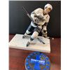 Image 1 : Adjustable Posing Figurine - Hockeys Wayne Gretzky with street puck