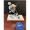 Image 2 : Adjustable Posing Figurine - Hockeys Wayne Gretzky with street puck