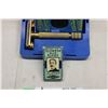 Image 2 : Gillette Safety Razor and Extra Razor Blades