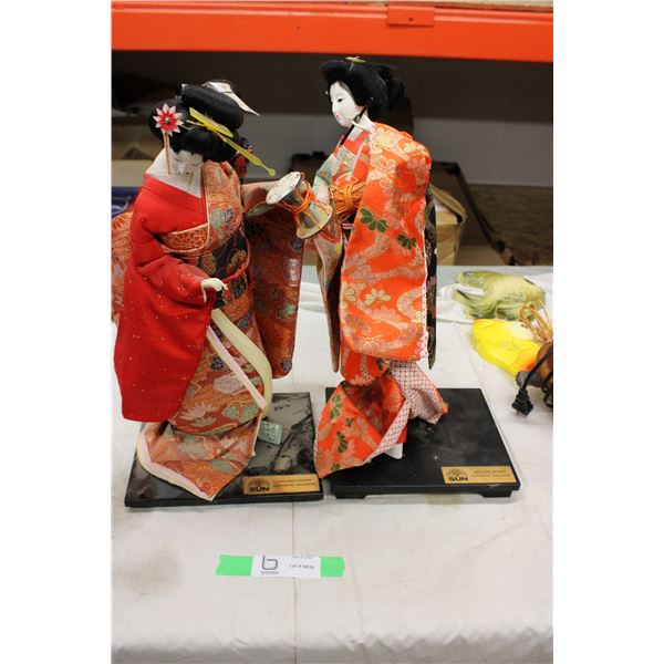 Japan Fruit Growers Japan Woman Displays 2 Pieces