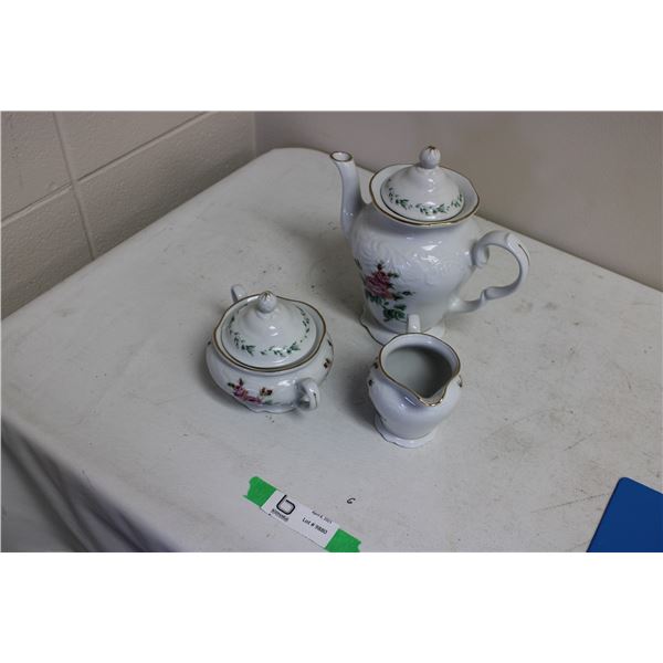 Tea Pot Set, One Tea Pot Broken Lid