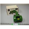 Image 4 : Ertl John Deere 620 Orchard Tractor Two Cylinder Club 1/16 (NIB)