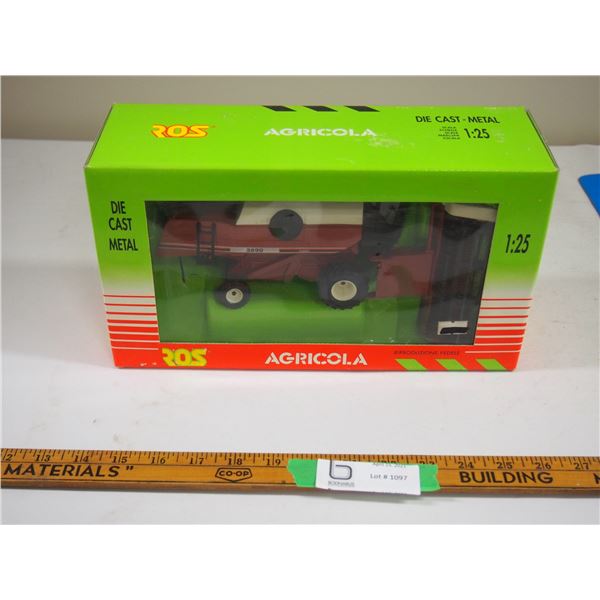Agricola 3890 Layerda Combine (NIB) 1/25 Scale