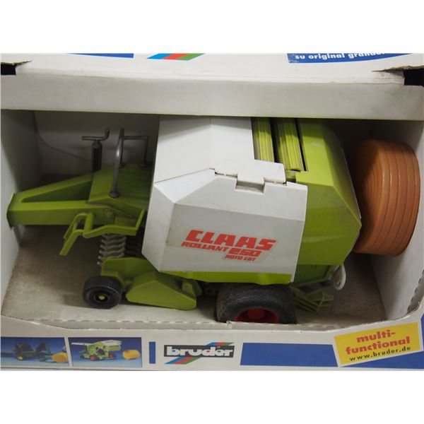 Bruder CLAAS Rollant 250 Roto Cut Round Baler in Box (1/16 Scale