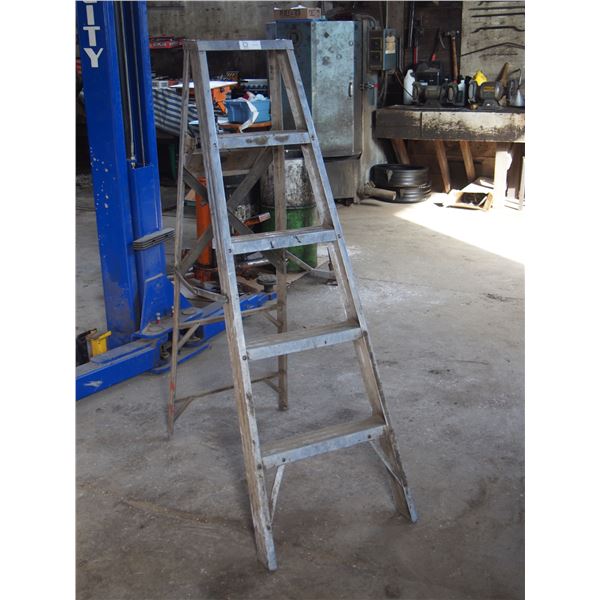 4FT Folding Ladder (Poor Condition)
