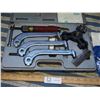 Image 2 : Westward 6" Hydraulic Gear Puller Set in Case