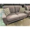 Image 2 : GREY 2 SEATER LOVE SEAT WITH THROW PILLOWS