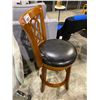 Image 2 : WOOD/LEATHER SWIVEL CHAIR