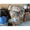 Image 2 : PALLET OF ASSORTED HOUSEHOLD ITEMS (MATTRESS PAD, CLOTHES, DECOR, ETC)