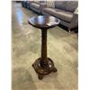 Image 2 : EARLY 1900'S CLAWFOOT MAHOGANY PEDESTAL CANDLE TABLE