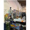 Image 1 : TABLE LAMPS, TRIPOD, EASEL, WINDOW BLINDS, ETC