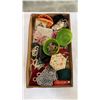 Image 2 : TRAY OF JEWELRY