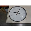 Image 2 : ROUND EQ3 WALL CLOCK