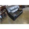 Image 3 : BLACK LEATHER LOVESEAT