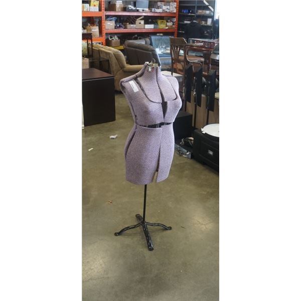 Metal adjustable dress form