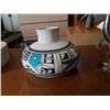 Image 5 : SIGNED AZTEC VASE AND METAL BIRD TABLE LAMP