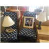 Image 1 : 2 TABLE LAMPS AND EASTERN PICTURE
