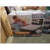 Image 2 : 2 Intex inflatable air beds queen size and twin