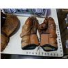 Image 2 : VINTAGE BOXING AND HOCKEY MAGAZINES WITH VINTAGE HOCKEY GLOVES