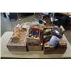 Image 1 : LOT OF COLLECTOR TINS AND PORCELAIN DOLLS