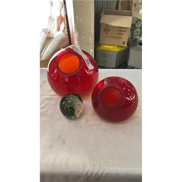 2 UNIQUE ART GLASS VASES AND ART GLASS JELLYFISH PAPERWEIGHT