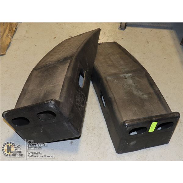 SET OF COMPOSITE MATERIAL CAR RAMPS