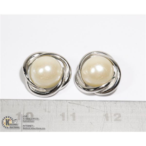 VINTAGE RICHELIEU CLIP EARRINGS