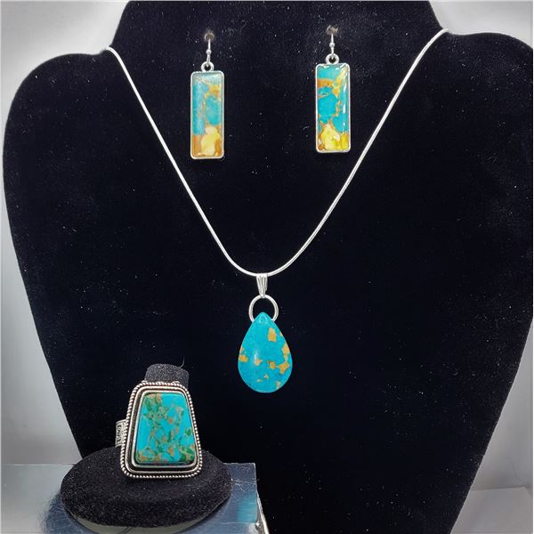 6)  SUITE OF TURQUOISE WITH GOLD FLECK TEAR DROP PENDANT ON 18" SNAKE CHAIN, SIZE 8 TRAPAZOID RING W
