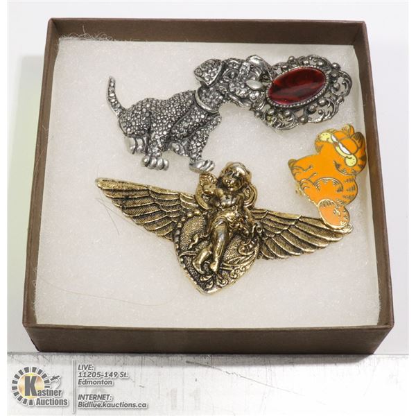 BOX OF ESTATE BROOCHES VINTAGE BROOCHES OF DIFFERENT STYLES