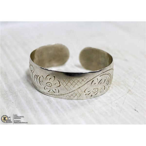 VINTAGE STERLING SILVER BRACELET WITH DESIGN