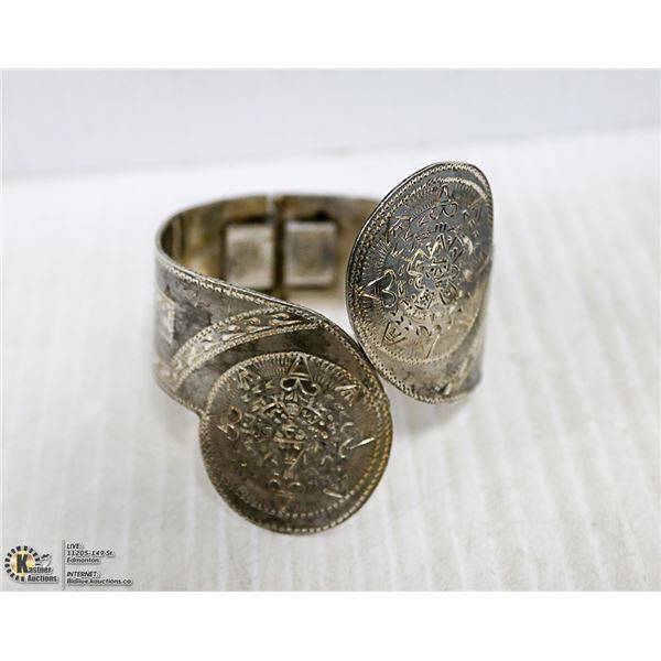 VINTAGE HEAVY STERLING SILVER BRACELET WITH DESIGN