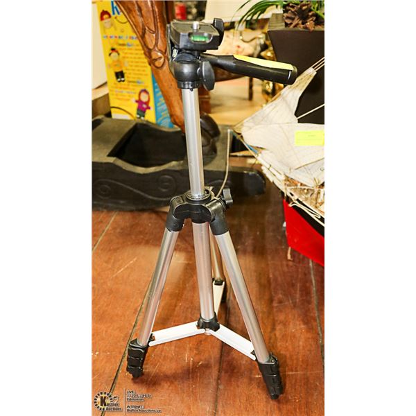 CAMERA TRIPOD WITH LEVEL