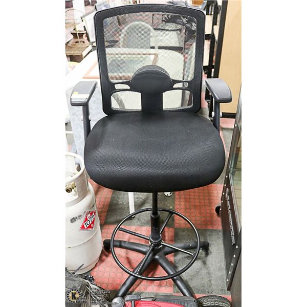 PEDESTAL OFFICE CHAIR