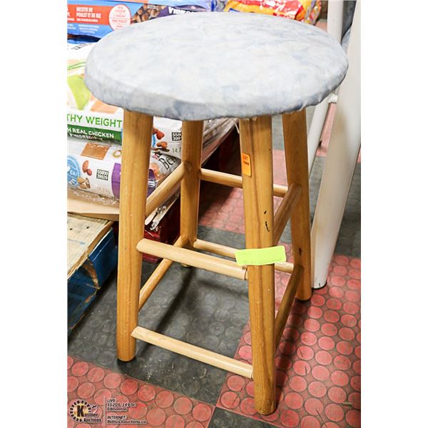 SMALL WOOD STOOL