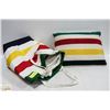 Image 1 : HUDSON BAY PILLOW, BLANKET AND TOTE