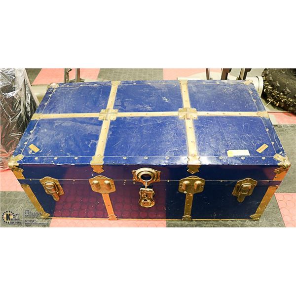 VINTAGE WOOD/MEDAL STEAMER TRUNK W/TRAY