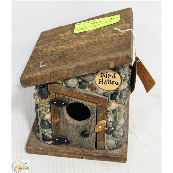 PINEWOOD COTTAGE STONE & WOOD BIRD HOUSE
