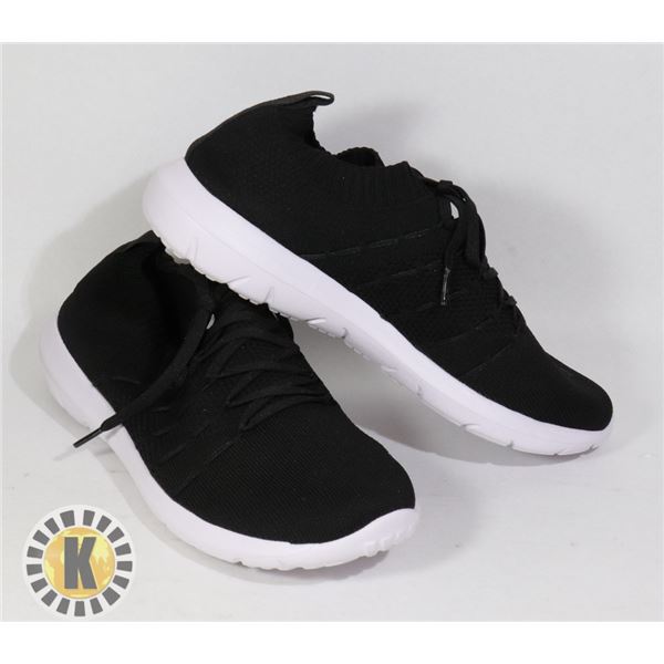 SIZE 9 WOMENS LACE UP SHOES