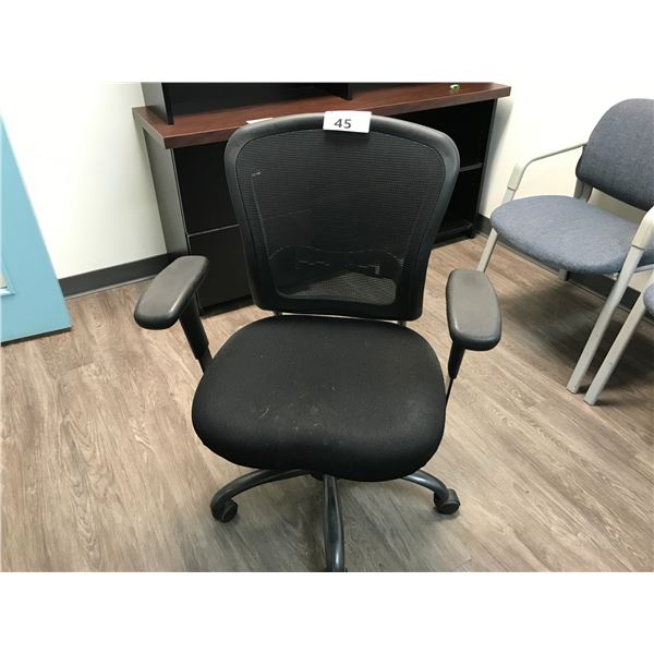 BLACK MESH BACK TASK CHAIR